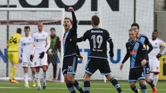 Slovan vyhral v Trenčíne 2:0 a znížil jeho náskok na 4 body