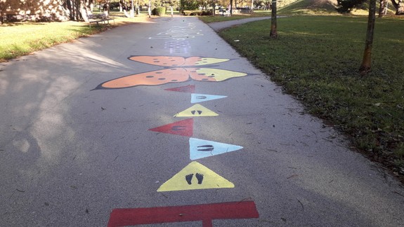 FOTO: Viete, kde v Bratislave nájdete tento hravý chodník? Tešia sa mu deti aj dospelí