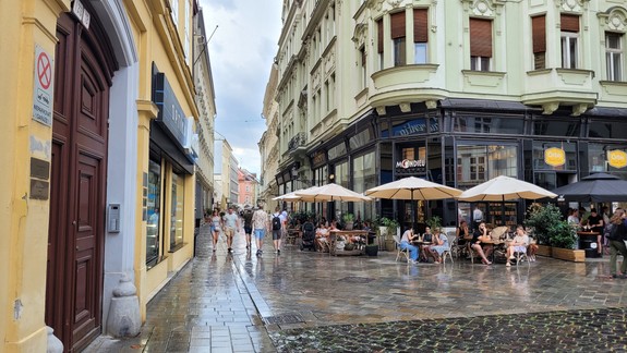 Na západe a severe Slovenska platia výstrahy pred povodňami, má aj pršať