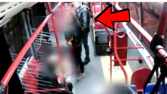 Nepoznáte ho? Polícii by mohol pomôcť pri vyšetrovaní lúpežného prepadnutia na Račianskej