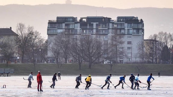 FOTO: Aj napriek varovaniu hasičov sa na zamrznutých vodných plochách cez víkend veselo korčuľovalo