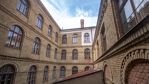 Župa vymieňa okná na historických budovách stredných škôl