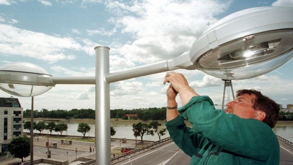 ÚVO dal Bratislave pokutu takmer 80.000 eur pre zmluvu na verejné osvetlenie