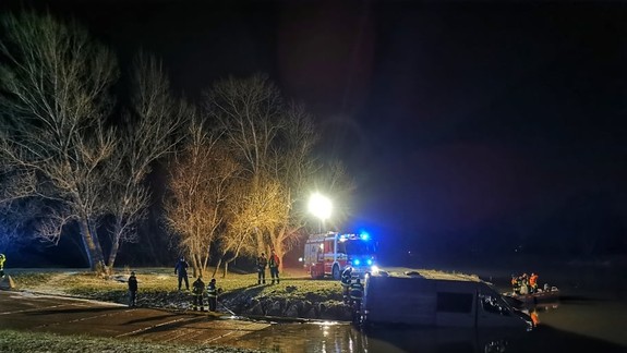 FOTO: V Záhorskej Vsi zasahovali slovenskí aj rakúski hasiči - zatopená dodávka tu blokovala kompu!