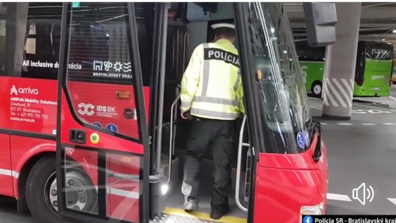 Počas kontroly polícia zistila pitie alkoholu u vodiča autobusu