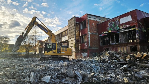 V Dúbravke začali s búraním budovy starej pošty na Saratovskej. Čo ju nahradí?