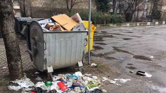 Otrasný nález na Hálkovej ulici –  v kontajneri ležal mŕtvy novorodenec!