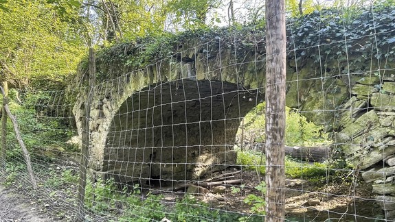 Vzácny barokový most v Jarovciach sa rozpadá, nikomu nepatrí. Čo ďalej s týmto skvostom?