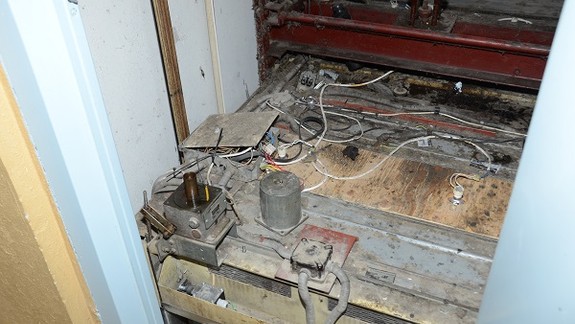 Výťahový zlodej „nepracoval“ sám, zadržali jeho komplica