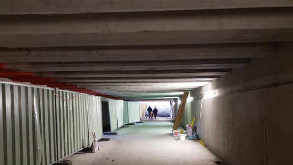 VIDEO a FOTO: Rekonštrukcia podchodu na Saratovskej ulici mešká. Je dôvodom chyba v projekte?