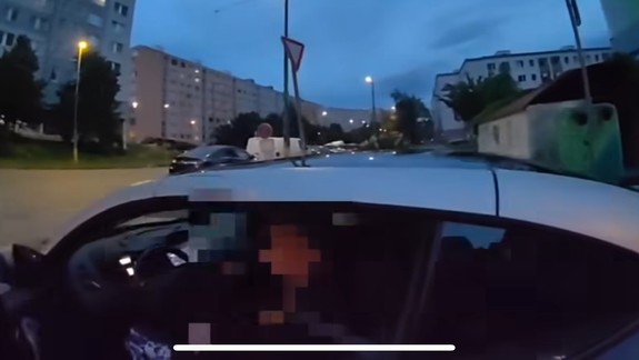 VIDEO Za volantom so zákazom šoférovať a drogami: Polícia zadržala na Romanovej 49-ročného Mariána