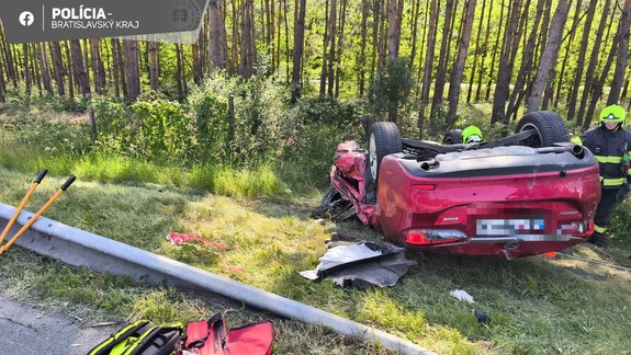 Nehoda: Na diaľnici medzi Malackami a Lozornom sa prevrátilo osobníé auto