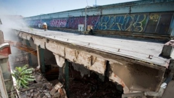 Investor začal búrať Cvernovku na Páričkovej ulici