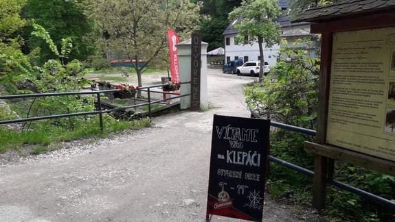 Na Železnej studničke spadol na trampolínu s deťmi strom