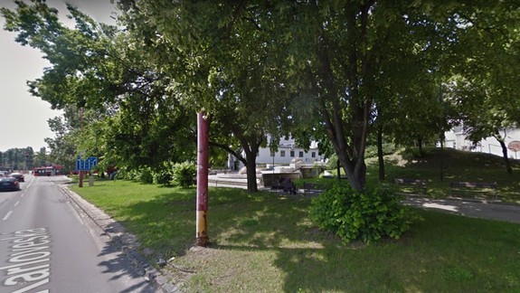 V Karlovej Vsi 19-ročný útočník vybil 17-ročnému mladíkovi zuby a dochrámal koleno - hrozí mu prísny trest