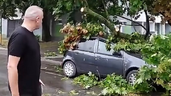 Na cesty padali stromy, vo Vrakuni odstraňujú škody po búrke