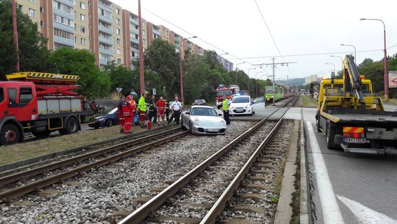 Strieborné porsche skončilo na električkových koľajniciach