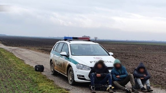 Pri hranici s Maďarskom zadržali policajti troch migrantov z Afganistanu, ktorí vyskočili z kamióna...