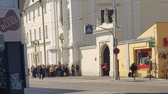 VIDEO: Zdá sa, že ľudia bez domova natlačení na seba pri čakaní na jedlo sú už minulosťou...