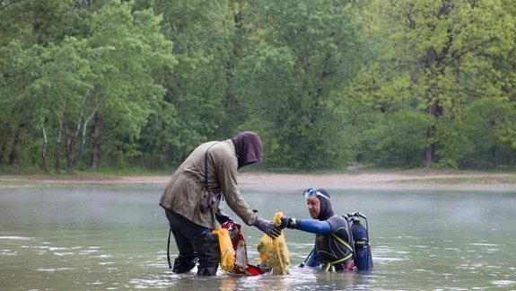 FOTO: Potápači opäť vyčistili časť dna Veľkého Draždiaka