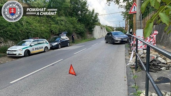 Na Podkolibskej hádzal agresívny muž po autách i chodcoch kamene