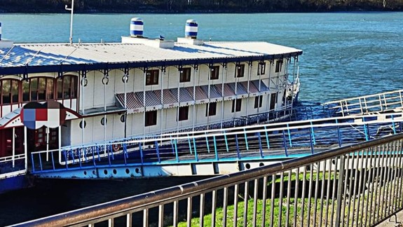 Na nábreží Dunaja sa začala sa potápať loď, na miesto vyrazili hasiči i policajti