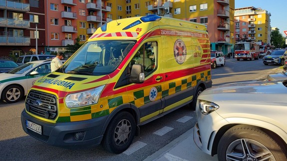 Zmestia sa záchranári na vašu ulicu? Pomoc v tiesni často brzdia zle zaparkované autá