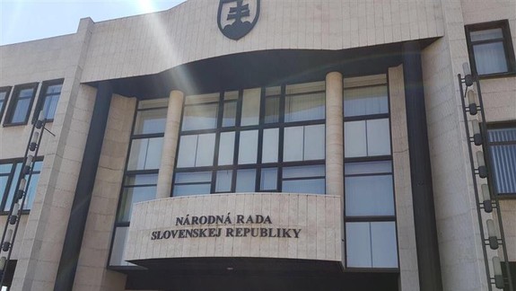 V parlamente bola dnes ráno nahlásená bomba