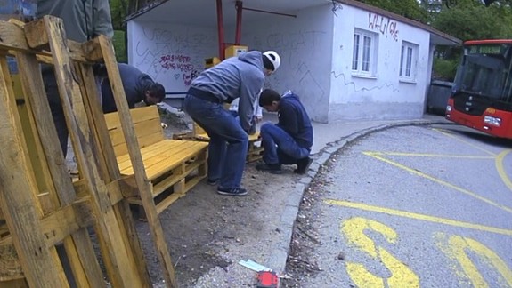 VIDEO: Aktivisti už svojpomocne osádzajú aj lavičky