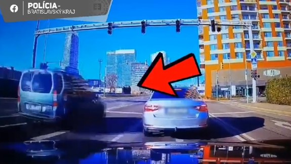Video: Vodič prefrčal na červenú cez križovatku priamo povedľa policajtov