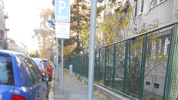 FOTO: Bratislavčanka upozorňuje kompetentných na nebezpečenstvo, ktoré číha na ľudí priamo na chodníkoch