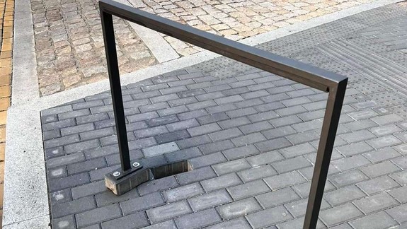 Nie veľmi šťastné riešenie: Tieto cyklostojany v Starom Meste vám zrejme bicykel pred krádežou neochránia