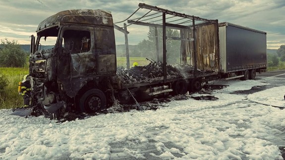 Na diaľnici D2 medzi Lamačom a Stupavou zhorel kamión prevážajúci elektrobicykle