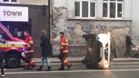 FOTO: Na Mickiewiczovej ulici skončilo auto prevrátené na boku