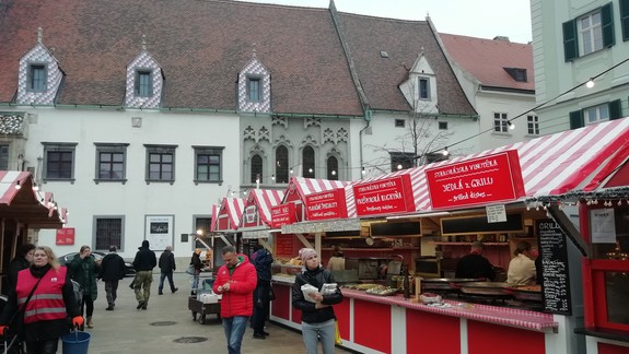 FOTO a VIDEO: Zmenené vianočné trhy sú už otvorené, boli sme sa na nich pozrieť