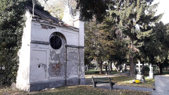 Pováľané pomníky, zničené lavičky: Ondrejský cintorín si zaslúži lepšiu starostlivosť