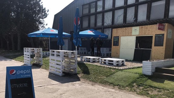 FOTO: Jediný otvorený bufet na Draždiaku pôsobí ako zjavenie