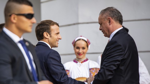Francúzsky prezident Emmanuel Macron je už v Bratislave - poobede zavíta aj na magistrát!