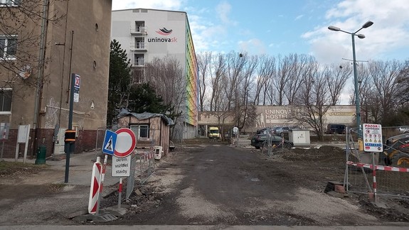 Malé námestie v Rendezi prechádza premenou. Ako bude čoskoro vyzerať?