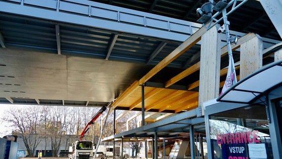 FOTO a VIDEO: Začalo sa s odstraňovaním kontroverznej stavby pod mostom SNP