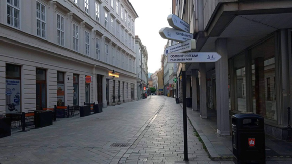 Už nezablúdi nikto: Rekonštrukciou prešlo v uliciach mesta pred letnou sezónou 36 smerovníkov