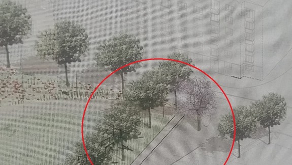 Zaberie betónový trojuholník v Landererovom parku parkovacie miesta?