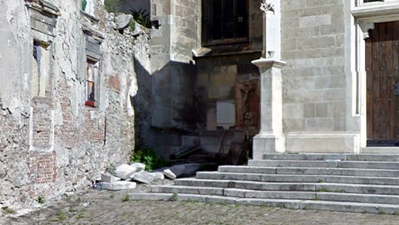 Nikoho netrápi odpad v okolí katedrály?