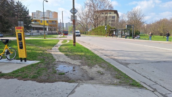 Zomrel tu 14-ročný chlapec: Desať rokov žiadam o pár metrov chodníka, hovorí lekár z Antolskej