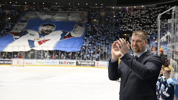 Ovácie v stoji a silné emócie: Pod strechu ZŠ O. Nepelu pribudol Sersenov dres