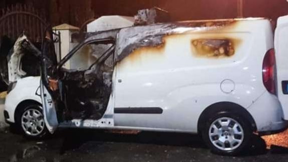 Požiar: V Pezinku v noci zhorelo auto