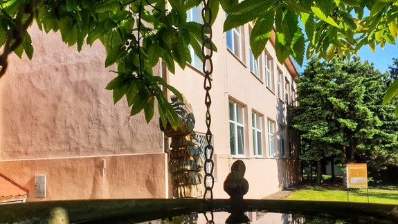 Dúbravka premenila zimné kŕmidlá na napájadlá