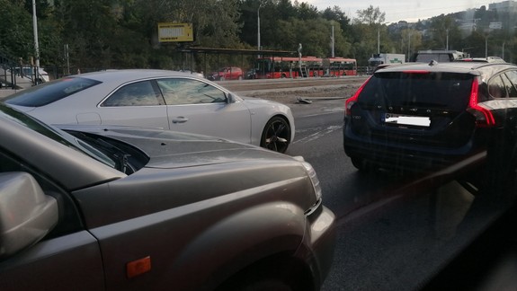 Doprava v Bratislave opäť kolabovala, pred Sitinou sa prevrátila dodávka a zrazili štyri autá