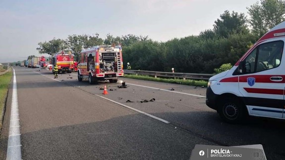 Tragická nehoda: Na diaľnici D2 sa zrazil kamión s osobným autom, sedeli v ňom muž so ženou a tri deti