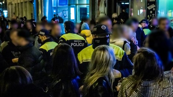 FOTO Piatkové ulice plné policajtov: Ako dopadla najväčšia akcia proti konzumácii alkoholu mladistvými?